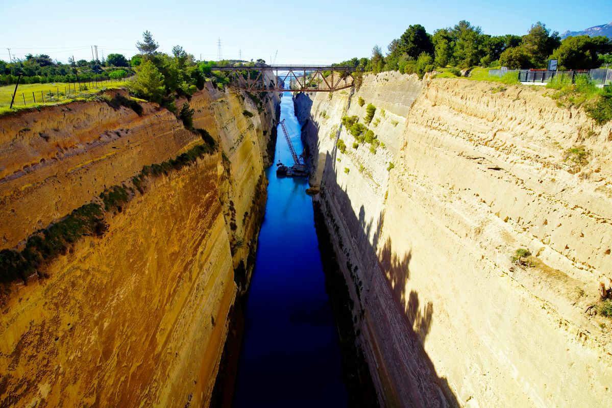Der Kanal von Korinth  ist 6,3 km lang und wurde bis in eine Tiefe von 84 Metern durch das Gestein gegraben. Das Kanalbett ist im Niveau des Wasserspiegels etwa 24,6 m breit und verengt sich jedoch bis zum Grund auf ca. 21 m breite.