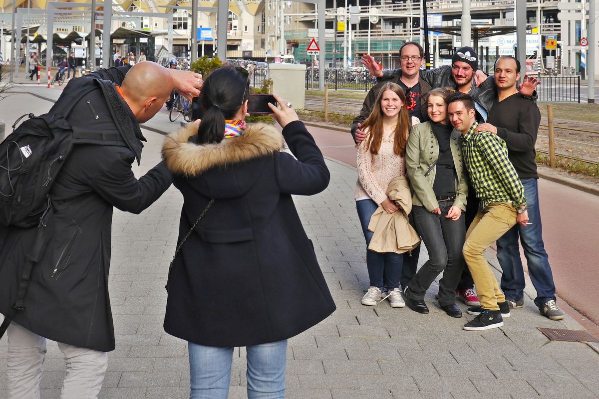 Toeristen fotograferen toeristen in Rotterdam