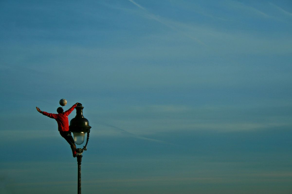 Defying gravity, Paris