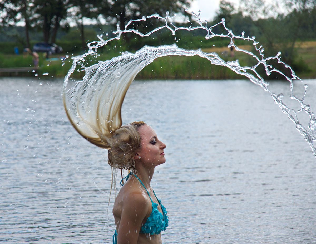 Den Kopf ins Wasser tauchen und schnell hochziehen