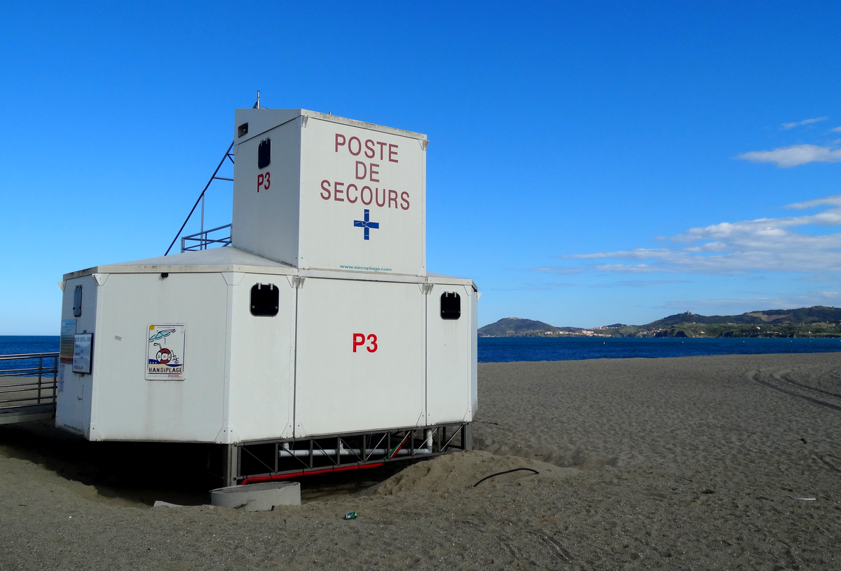 Un poste de secours sur une plage déserte. Étrange pyramide de cubes.