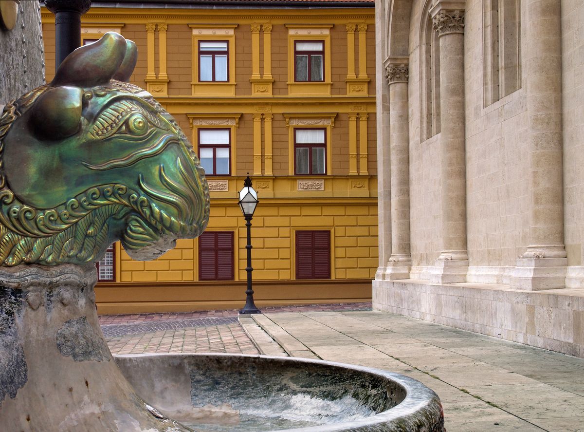 Fontein van Zsolnay porselein op het plein van Pécs - Hongarije