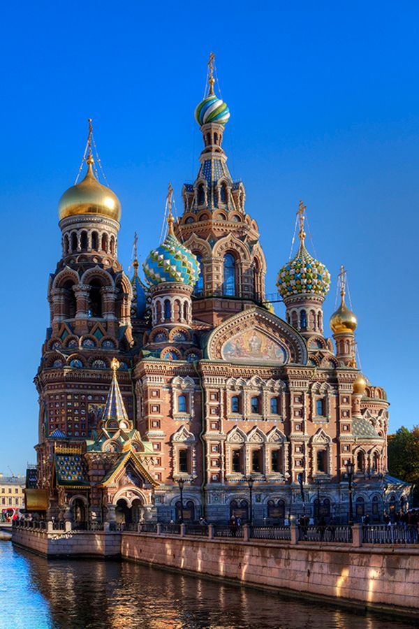 Dit is een foto van de kerk van de verlosser op het bloed in SInt Petersburg.