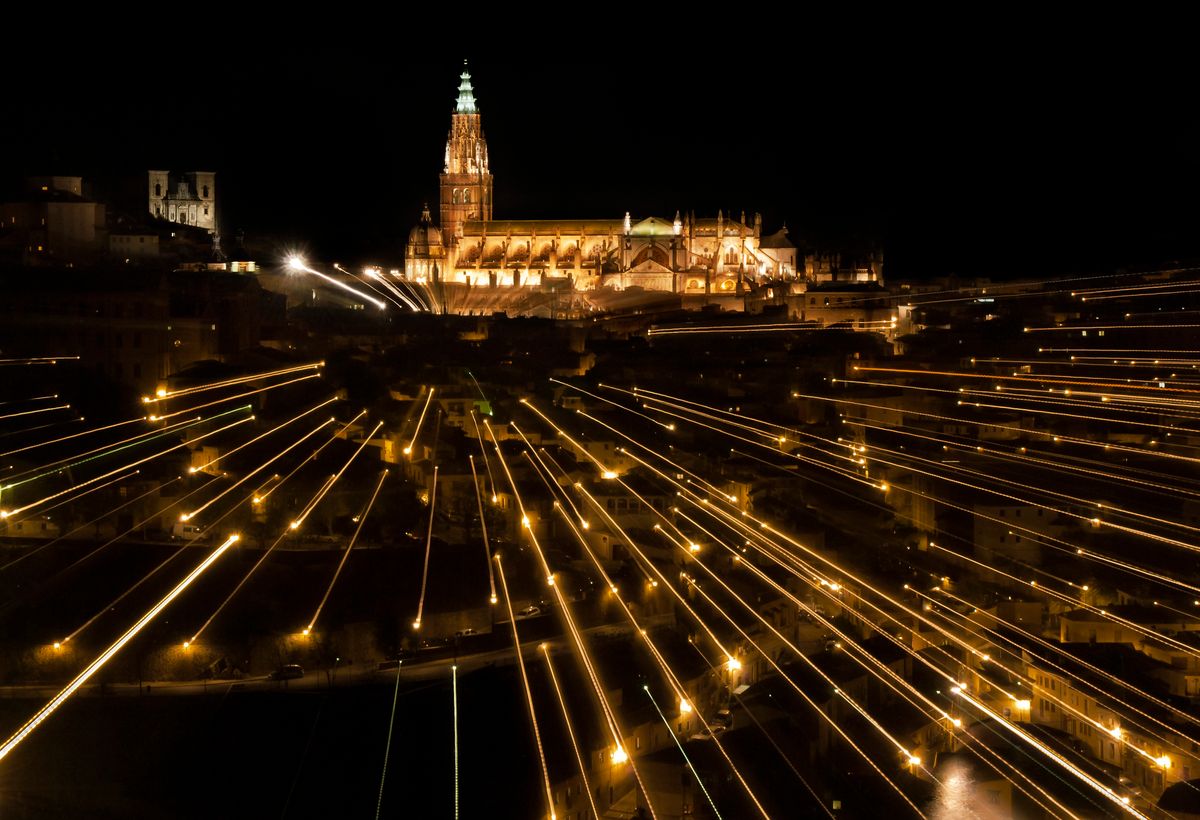 Imagen de la catedral de Toledo, al finalizar la exposición le doy un golpe de Zoom para hacer estelas de las luces que conducen la mirada hacia la  catedral.