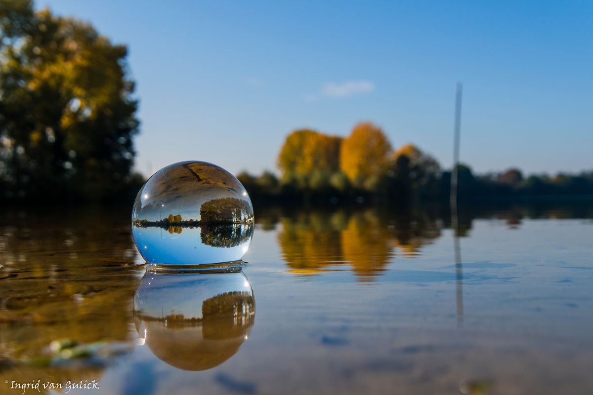 Meerse plas door een glazen bol