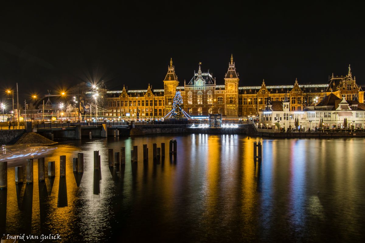 Amsterdam centraal station by night