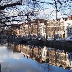 Spiegeling van de prachtige huizen in de Lange Haven te Schiedam.