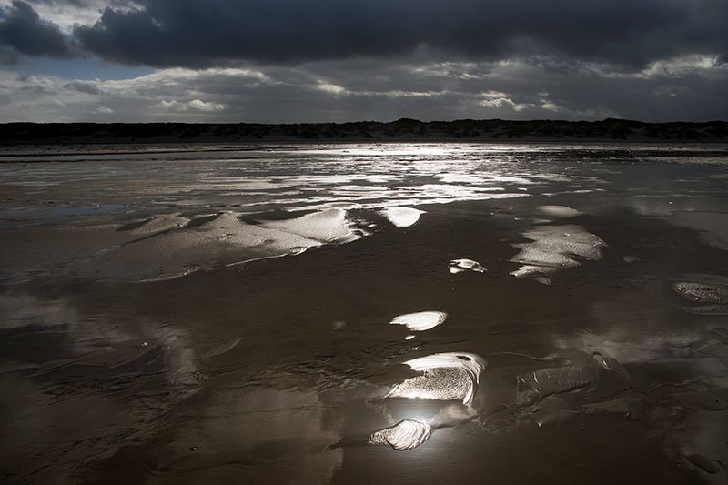 dreigende luchten op Terschelling in tegenlicht