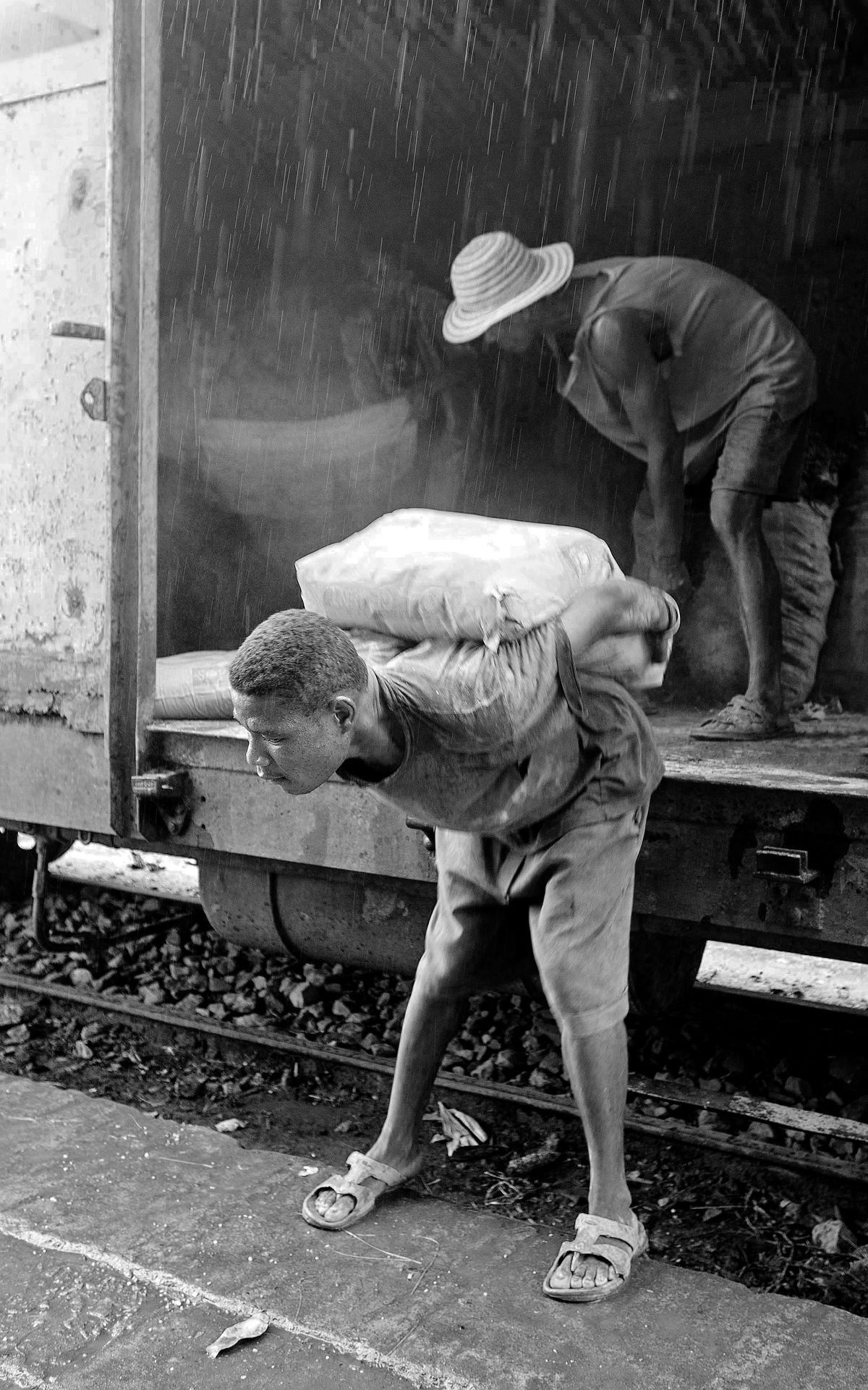 Déchargement du train de Fiananrantsao à Manakar ( Madagascar )