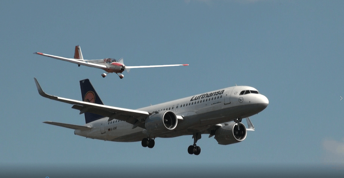 sie landen beide auf dem Flughafen Tegel.gif