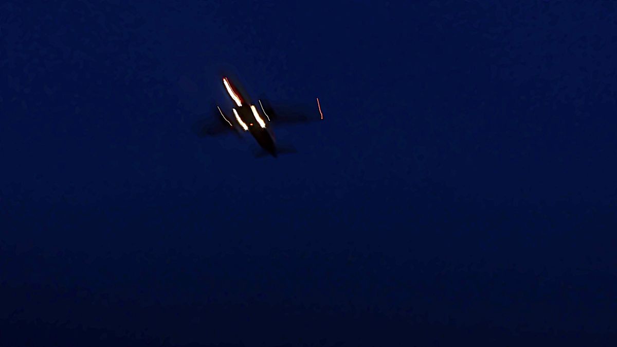 flugzeug landet in Berlin Tegel (2).JPG