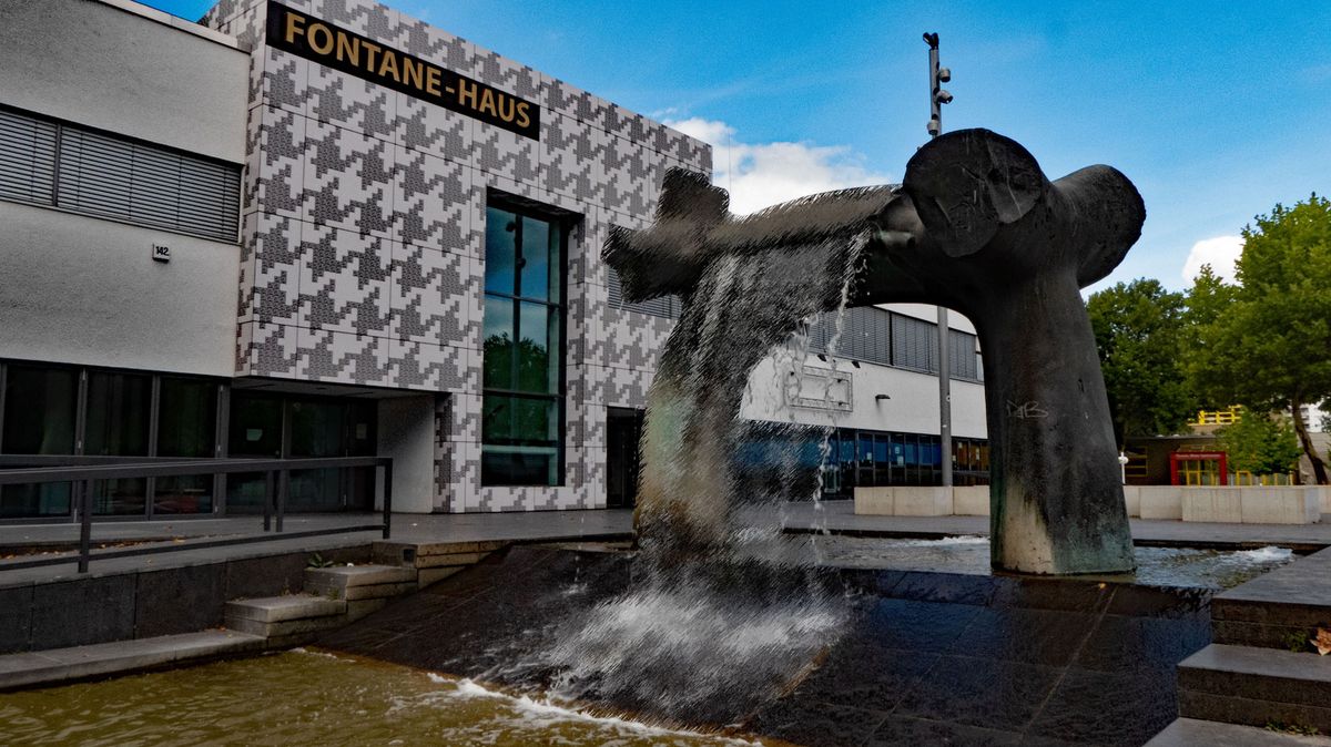 Wasserfall-in-Berlin-vor-fontanehaus1600-GS.jpg