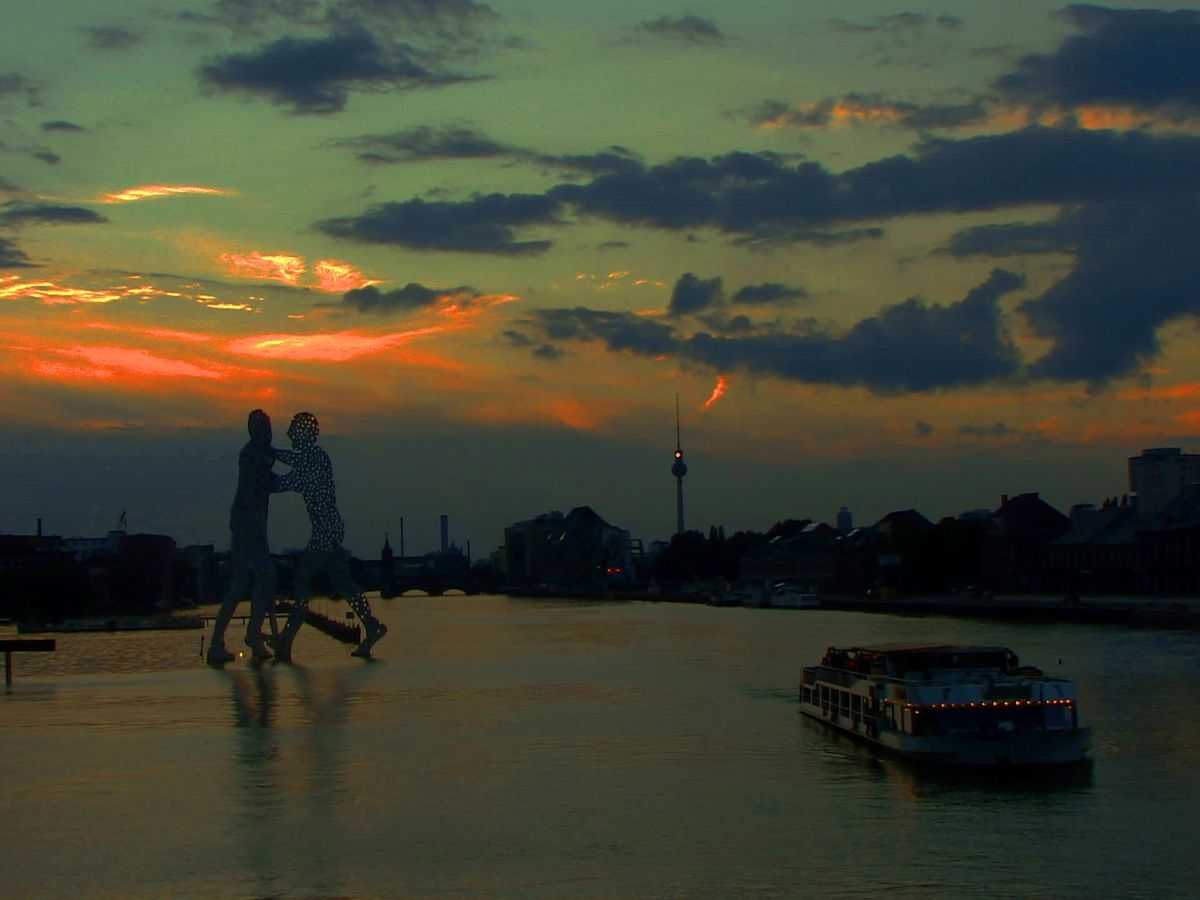 -auf-der-Brücke-in-Treptow- Berlin.jpg