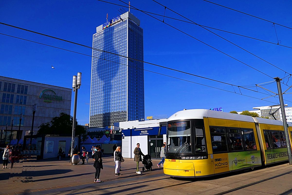 am Alexanderplatz mit Schatten vom Fernsehturm.JPG