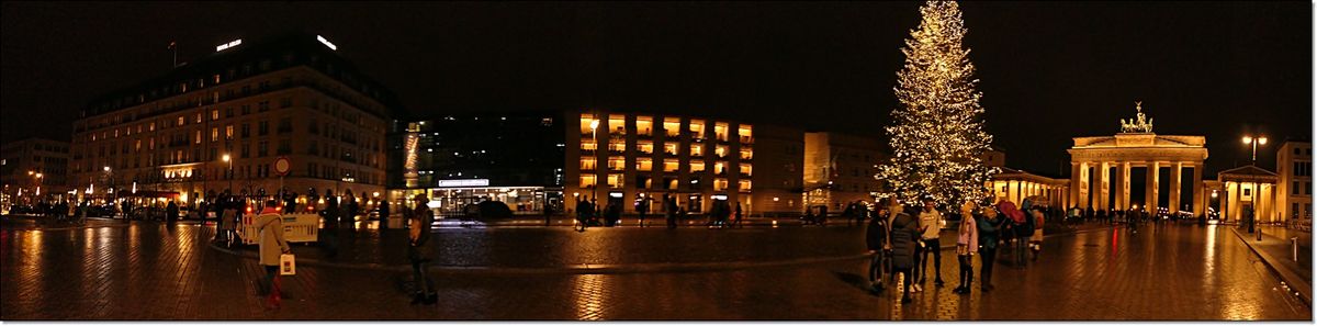 Berlin am Brandenburger Tor es hat stark geregnet.JPG