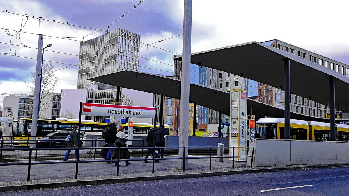 P1140272.jpg-moderne-Straßenbahnhaltestelle Neu.jpg