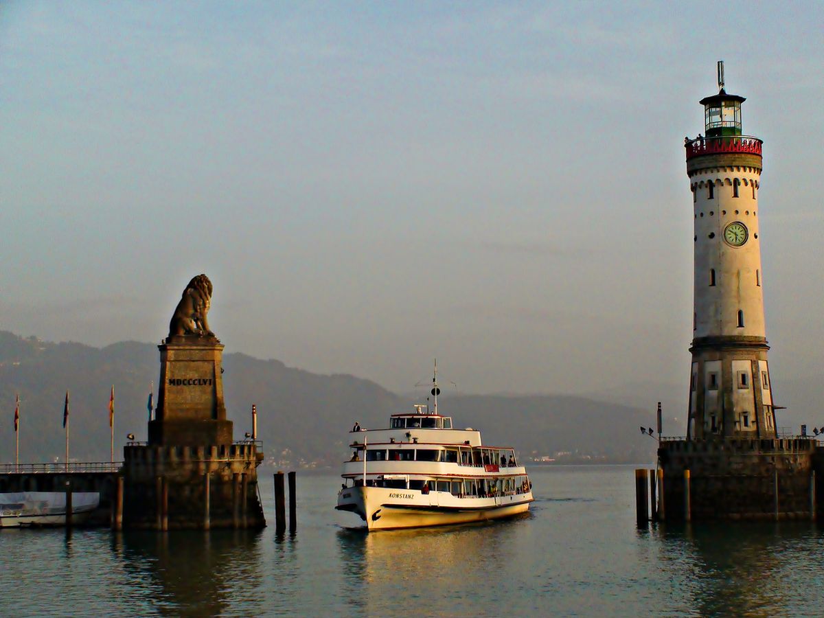 DSC00575am Bodensee er kommt gerade reingefahren.JPG