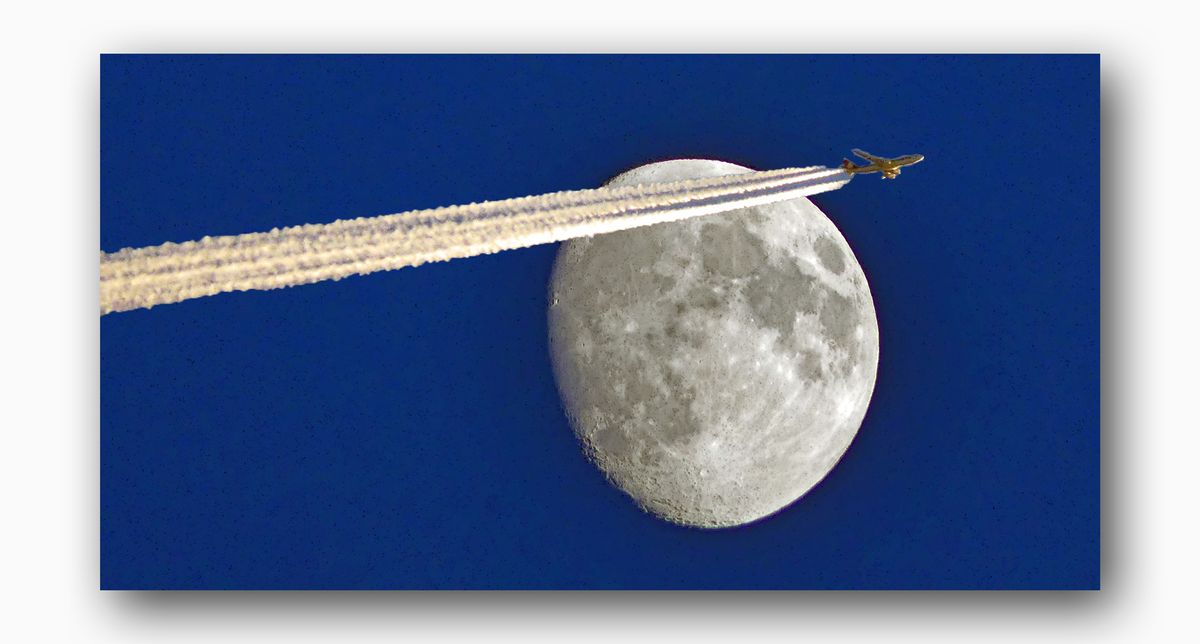 Flugzeug-und-Mond-Flugzeug-wurde-eingefügt-.jpg