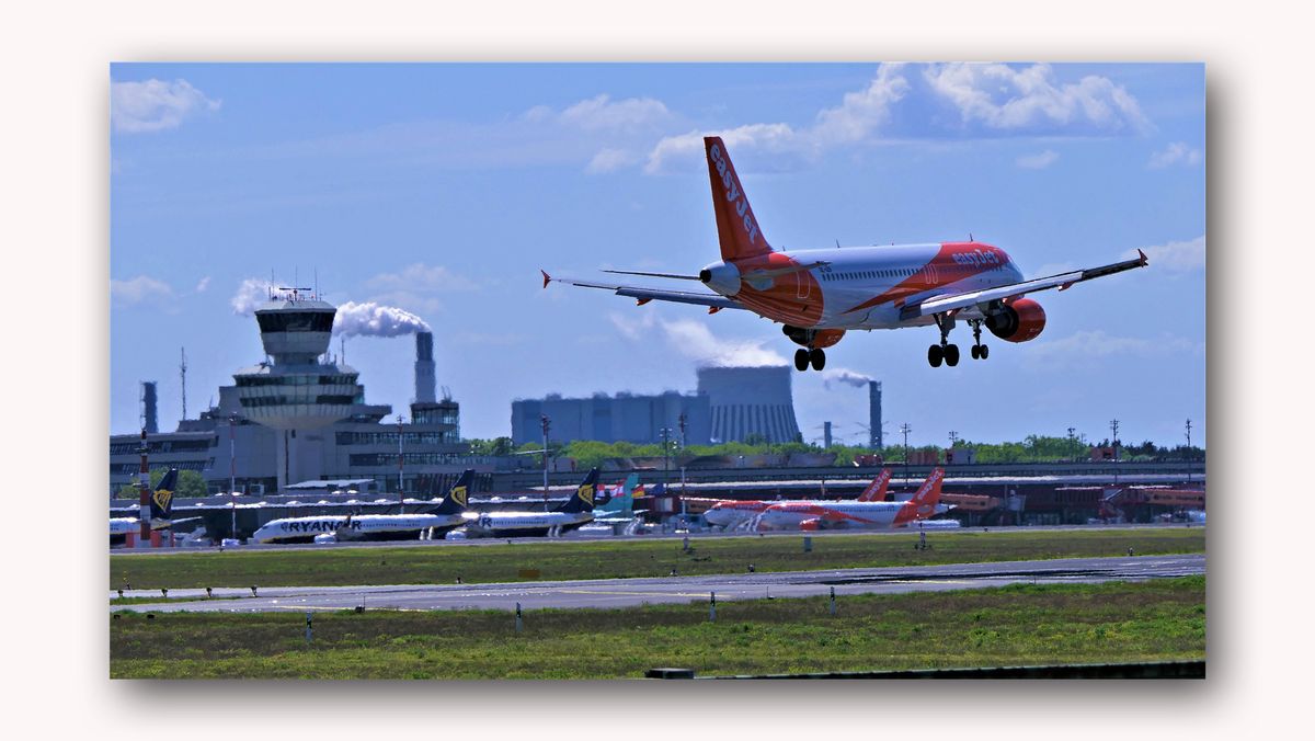 sie-landet-gerade-auf-dem-Flughafen-Tegel.jpg