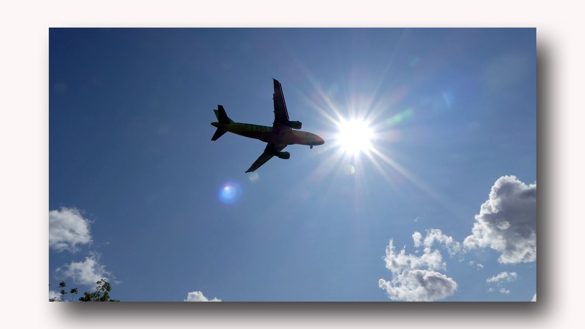 sie landet in Berlin auf dem Flughafen Tegel.jpg