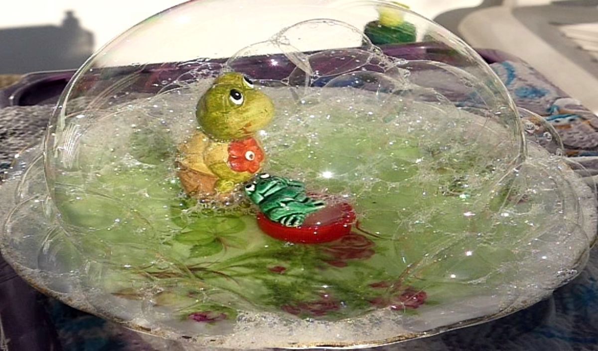 gabi hat wieder mal gespielt bei -8° auf der Terrasse hat er rumgefumelt mit Seifenblasenm.jpg