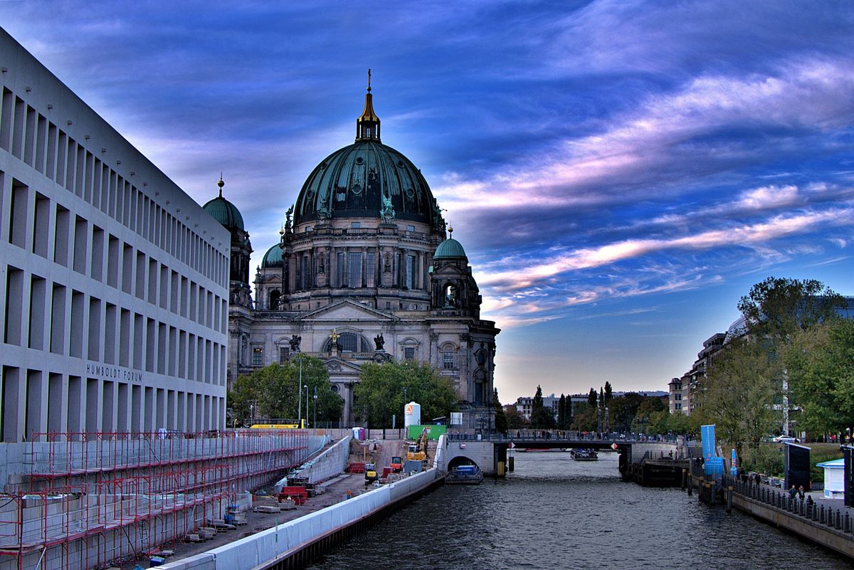 Und die Rückseite vom Neuen Schloss und der Dom.jpg