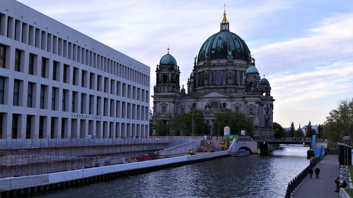 Der Dom in Berlin und die Rückseite vom Neuen Schloss.jpg