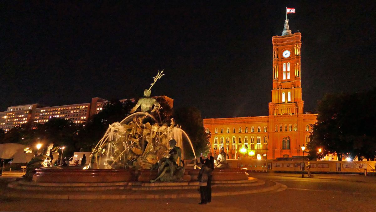 Der-Neptun-Brunnen-Berliner-Roten-Rathaus-Deutschland.jpg2872x.jpg