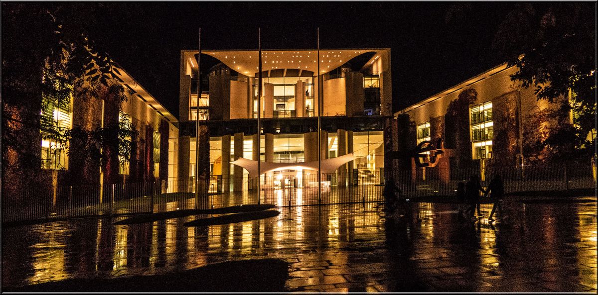 Berlin-Bundeskanzleramt-im-Regen.jpg