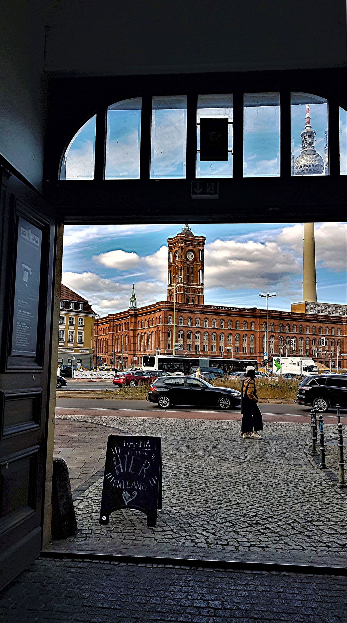 d-NEU-as-Rote-Rathaus-in-Berlin-mit-dem-Fernsehturm (4).jpg