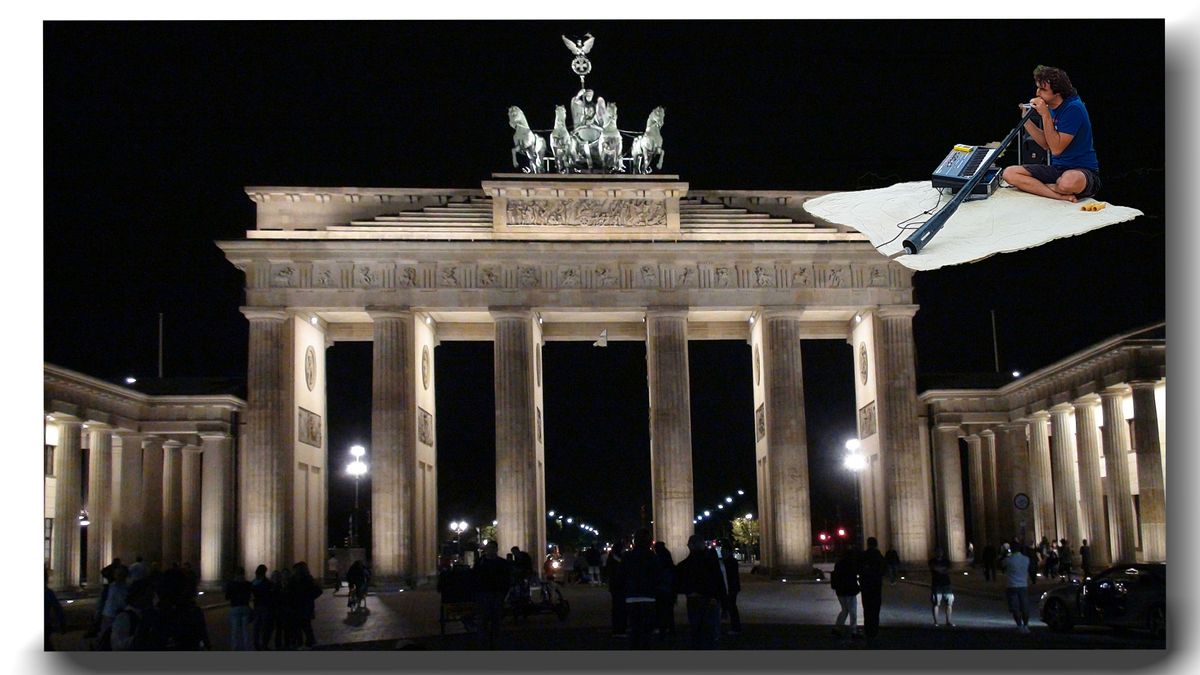 Berlin-Brandenburger-Tor-der-fliegende-Musikant.jpg