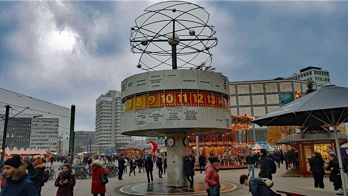 neuWeihnachtsmarkt-am-Alexander-mit-Weltzeituhr.jpg
