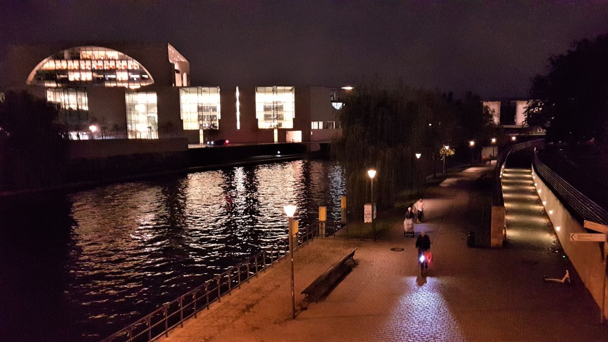 Blick auf dem Bundeskanzleramt.jpg