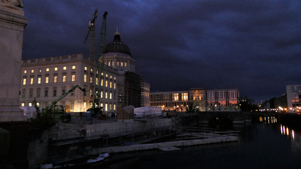 P2350225.jpgNachtaufnahme vom Neuen Schloss in Berlin.jpg