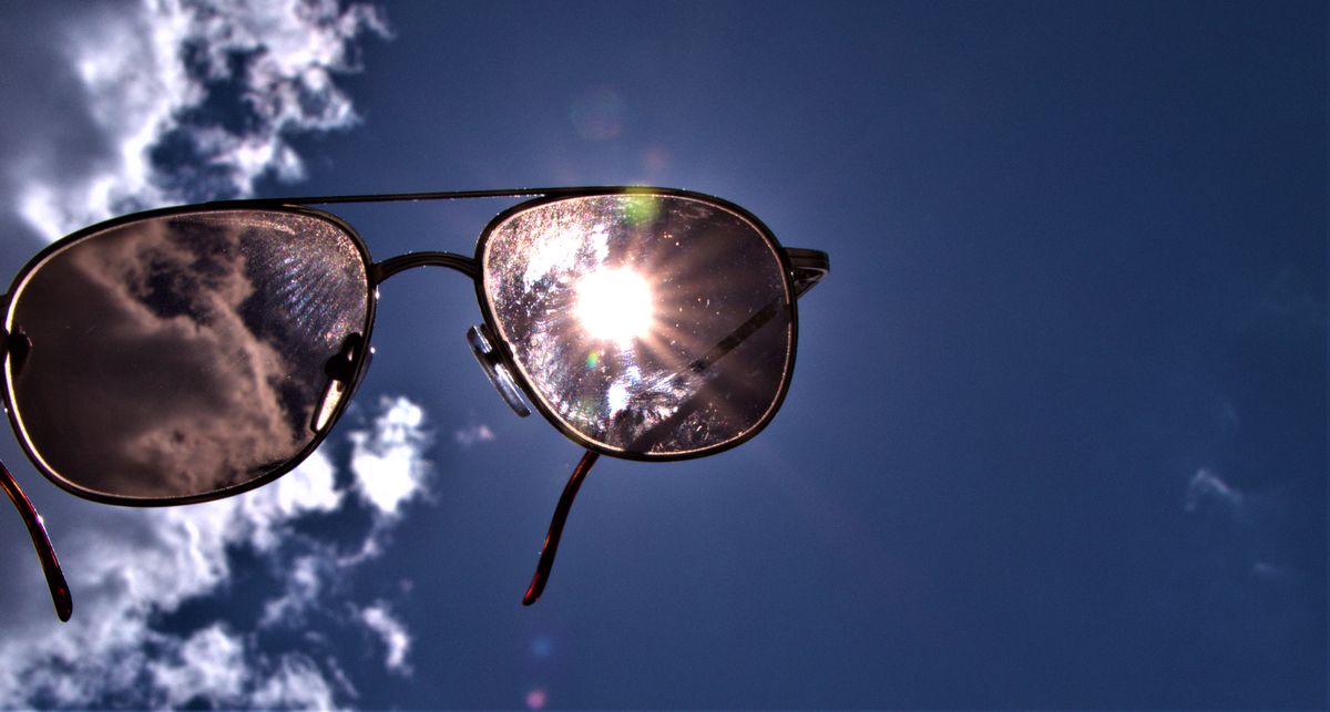 Sonnenbrille in Richtung Sonne gehalten.jpg