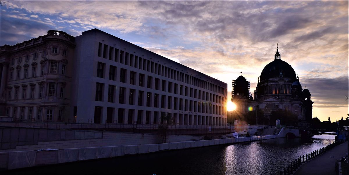 Neu-das-neue-Schloss-in-Berlin-mit-den-Dom-in-abendstimmung.jpg