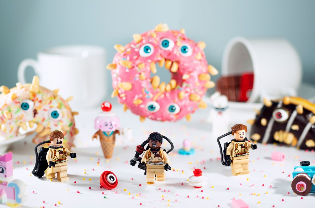 All the special effects are real. I used donuts with nuts and LEGO Ghostbusters minifigs to create this scene.