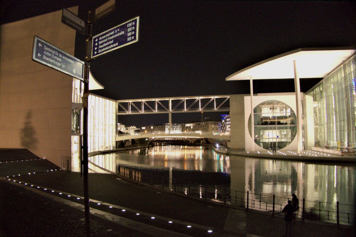 Berlin am Abend im Regierungsviertel.jpg