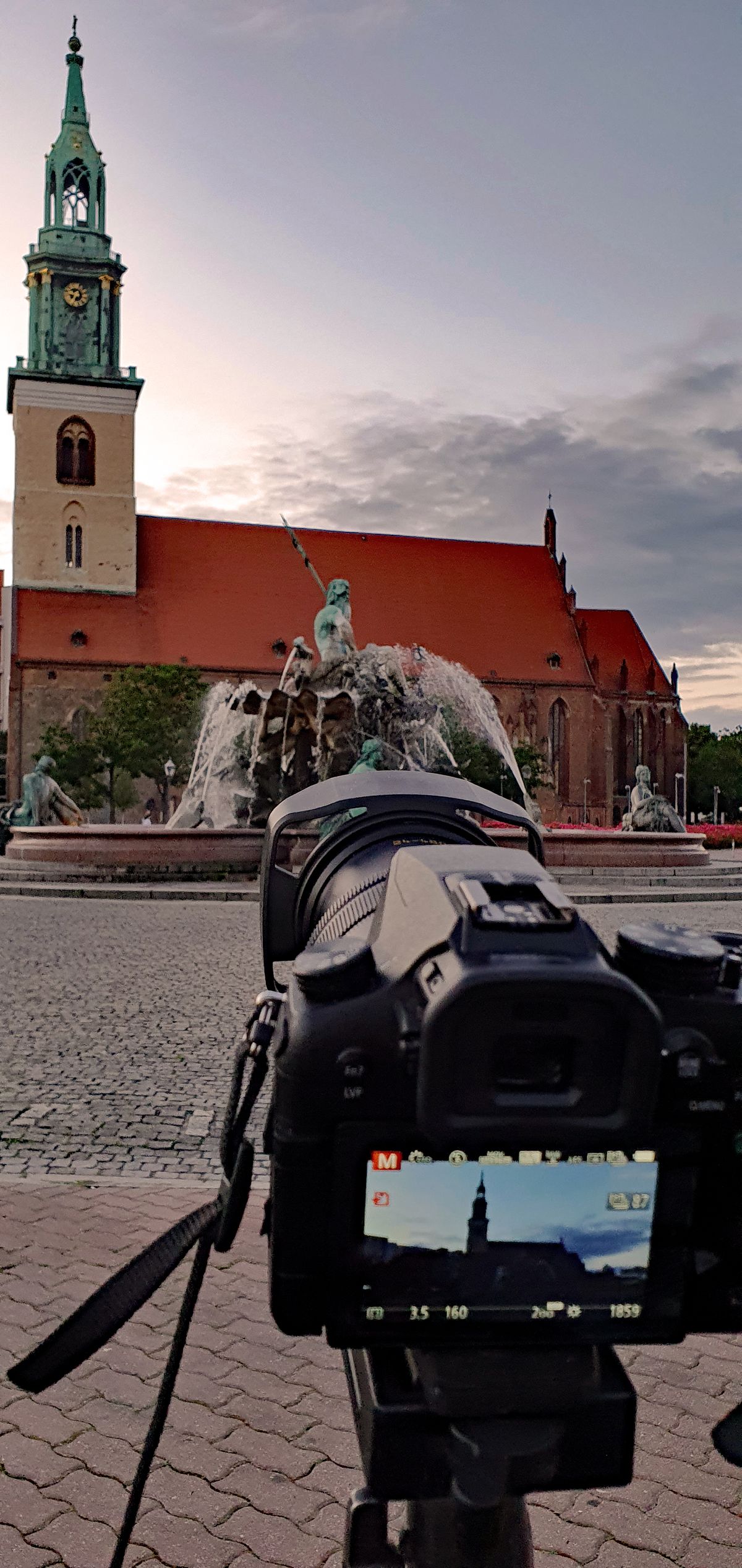 Marienkirche-(Berlin-Mitte)-+Neptunbrunnen.jpg