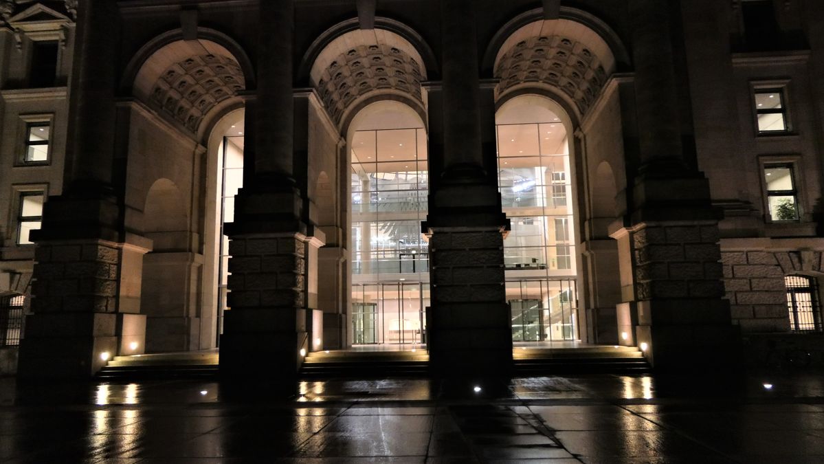 seiteneingang von reichstagsgebäude.jpg