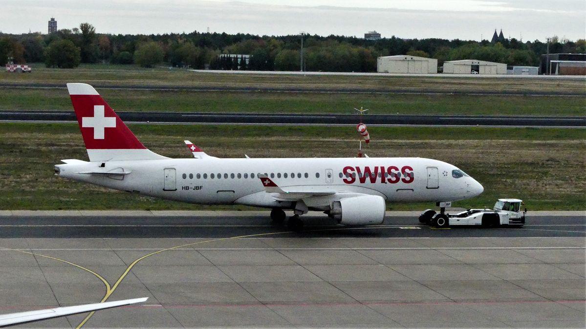 ich war gestern fünf Stunden an den alten Flughafen Berlin Tegel oben auf der Besucherplattform  und habe gefilmt und geknipst.jpg