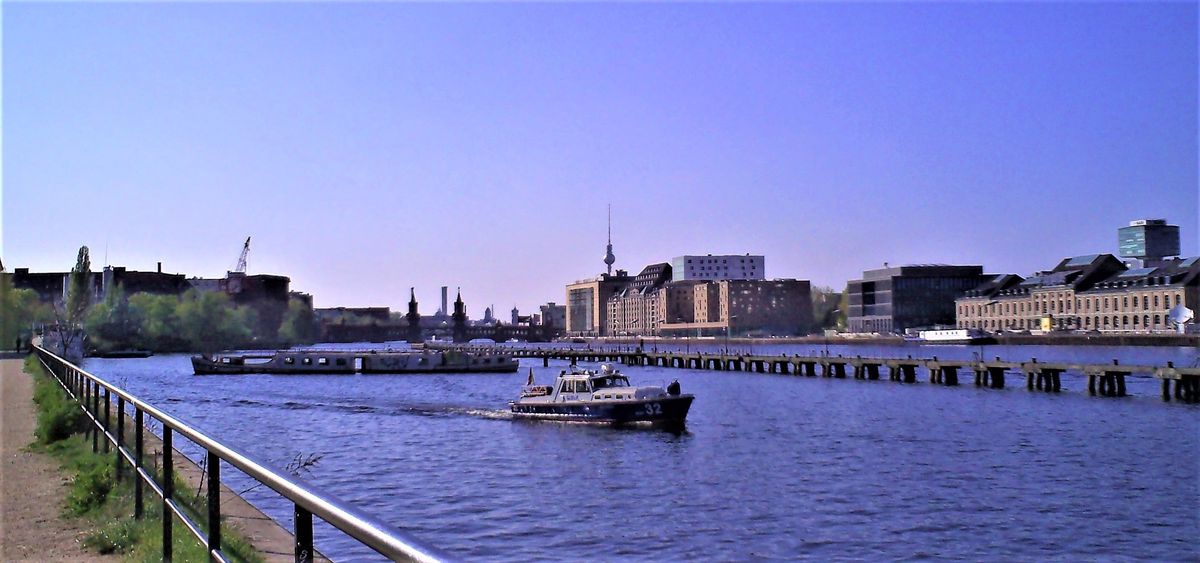 Aufgenommen in Berlin Richtung Oberbaumbrücke.jpg