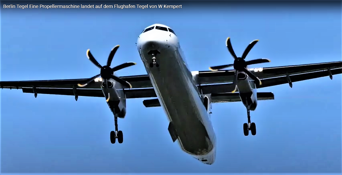 sie landet auf dem Flughafen Berlin-Tegel.png
