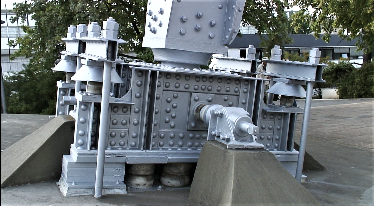 ein Fuß vom Berliner Funkturm.png