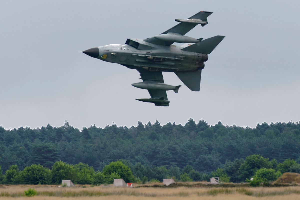 Die 46+07 Tornado T von TLG-33 absolviert auf der Air To Ground Weapon Range in Nordhorn den vorläufig letzten Zielanflug. In Niedersachsen haben die Schulferien begonnen, in dieser Zeit ruht der Übungsbetrieb auf der Nordhorn Range. Das Bild besteht aus zwei Aufnahmen, die zu einen Bild zusammen gefügt wurden.