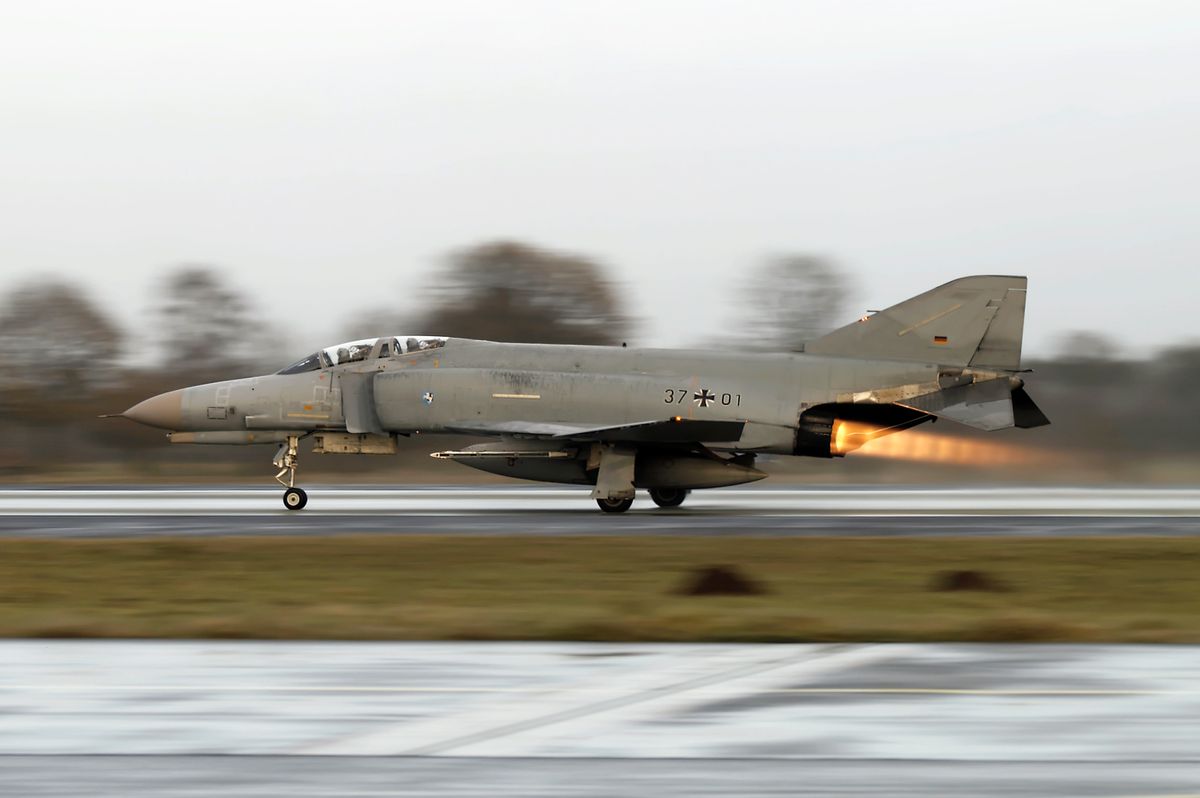 Am 15. Dezember ging mit einem großen Knall (Feuerwerk) die Ära der Basis Rheine-Hopsten dem Ende entgegen. In Bild die 37+01 von Fluglehrzentrum F-4F beim offiziellen "Fly Out" am 15. Dezember 2005.