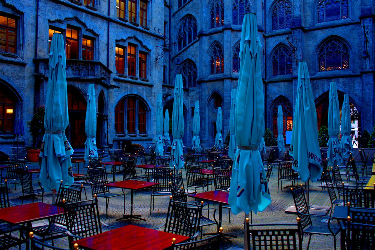 Das Foto wurde in München im Innnenhof des Neuen Rathauses aufgenommen, und zwar am frühen Abend. Das Foto trägt den Namen Zwielicht und passt so gut zu Halloween.