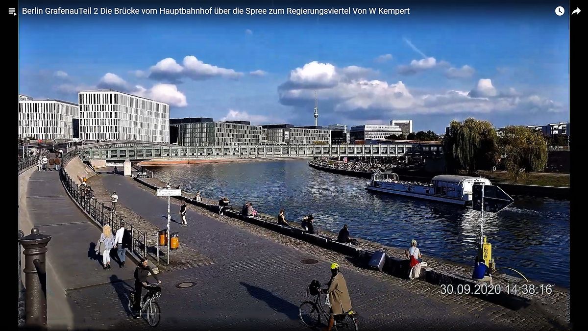 Berlin an der Spree mit Dampfer aus meinem Film.jpg