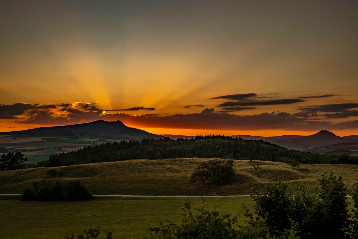 Impression , links der Hohenstoffeln 844 m, rechts der Hohenhewen 846 m. 50 mm, 1/80 Sek., Blende 14, ISO 50.