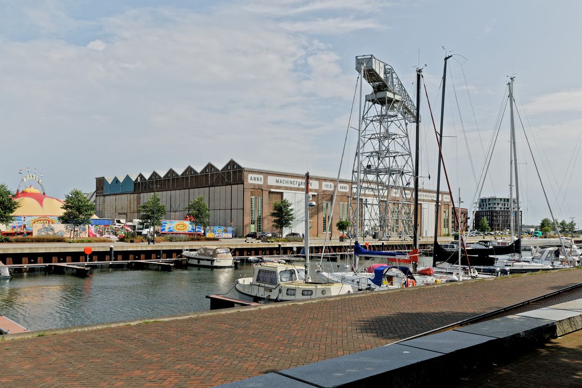 "Yachtenheber" in bunt, von anderer Seite und im Kontext mit der historischen Industriehalle.